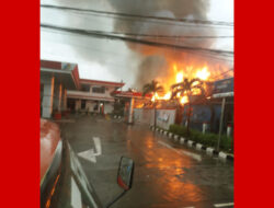 Toko Kayu di Samping Pom Bensin Serua Indah Terbakar