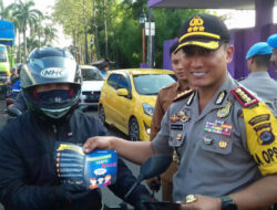 Polisi Bagikan Brosur Anti Hoax untuk Pengguna Jalan