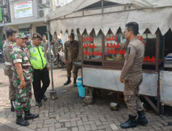 Makan Siang di Bulan Puasa, Orang Ini Kepergok Satpol PP
