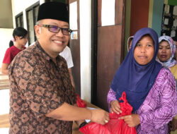 Padepokan Karang Tumarits Berbagi Sembako Jelang Lebaran