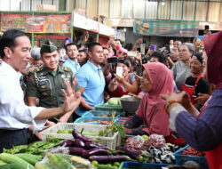 Jokowi Berkunjung Sembari Belanja di Pasar Tradisional