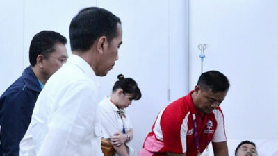 Jokowi Jenguk Anthony Ginting di Ruang Medis