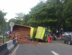 Truk Bermuatan Tanah Terguling di Jalan MH Thamrin