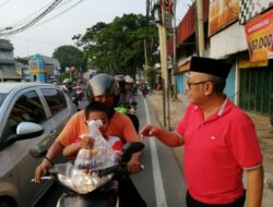 Komunitas ASA Bagikan Takjil bersama Dua Anggota Legislatif
