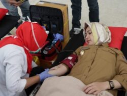 Airin Donorkan Darah di HUT PMI ke-74