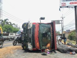 Truck Terguling, Diduga Kelebihan Muatan