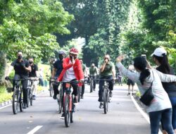 Presiden Jokowi Bersepeda dan Bagikan Masker di Kebun Raya Bogor