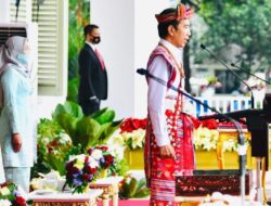 Berbaju Adat NTT, Presiden Jokowi Pimpin Upacara di Istana Merdeka