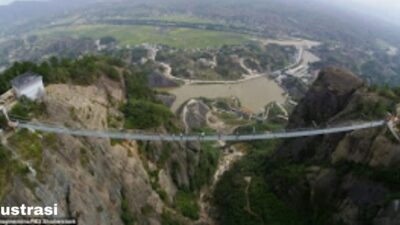 Tingkatkan Konektivitas dan Estetika, Kementerian PUPR Bangun Jembatan Gantung dengan Lantai Kaca