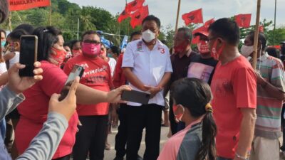 Saat Olly Tertawa Bersama Rakyat di Pulau Gangga