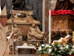 Paus Fransiskus Rayakan Misa Natal Secara Sederhana di Basilika