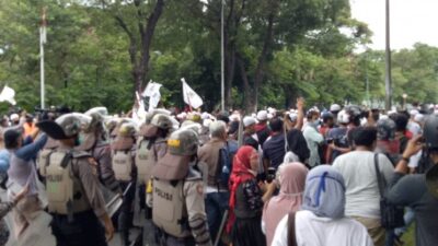 Polisi Bubarkan Massa Pengikut Rizieq Shihab