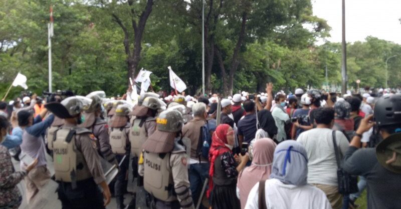 Polisi Bubarkan Massa Pengikut Rizieq Shihab