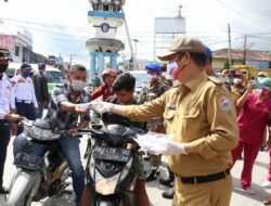 Banyak Foto-foto Menarik di Tengah Aksi Simpatik Bupati Taput Bagi 41.130 Masker