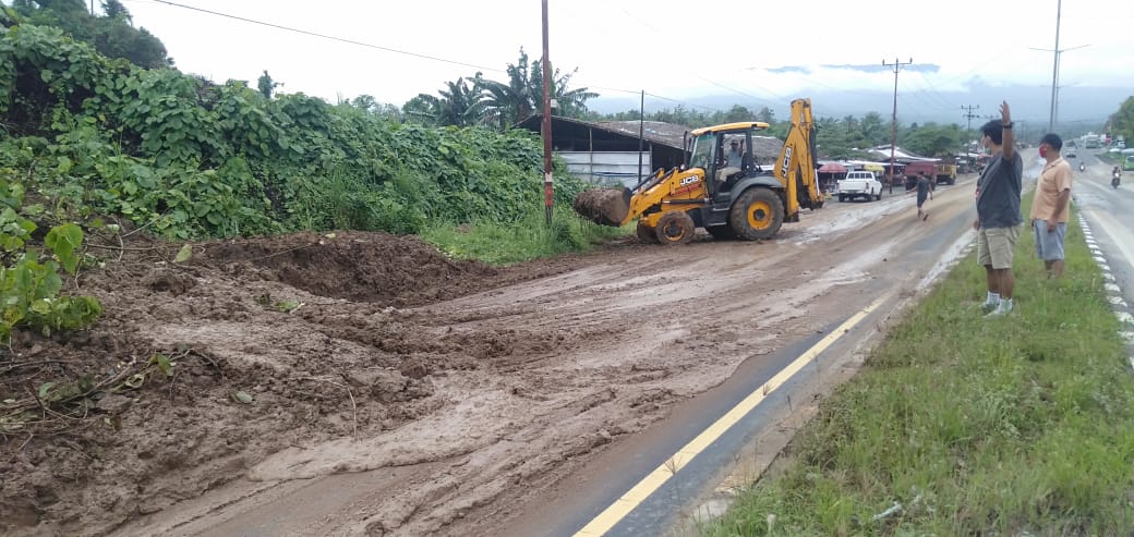 Jalani Instruksi ODSK, PUPR Sulut Bersihkan Sisa Material Longsor