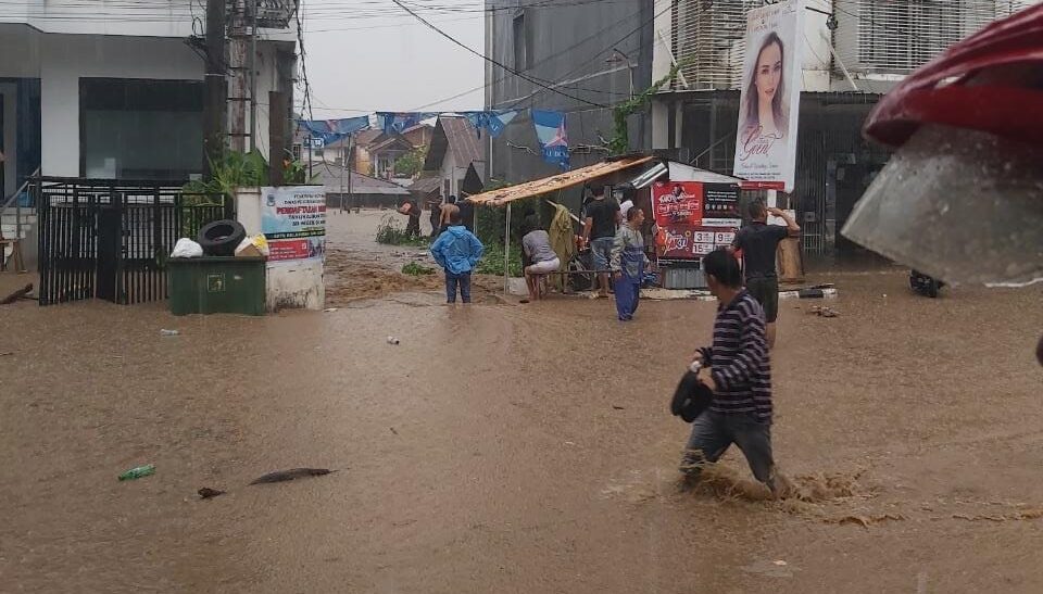 Manado Banjir Lagi, Beberapa Akses Jalan Terhalang Tanah Longsor