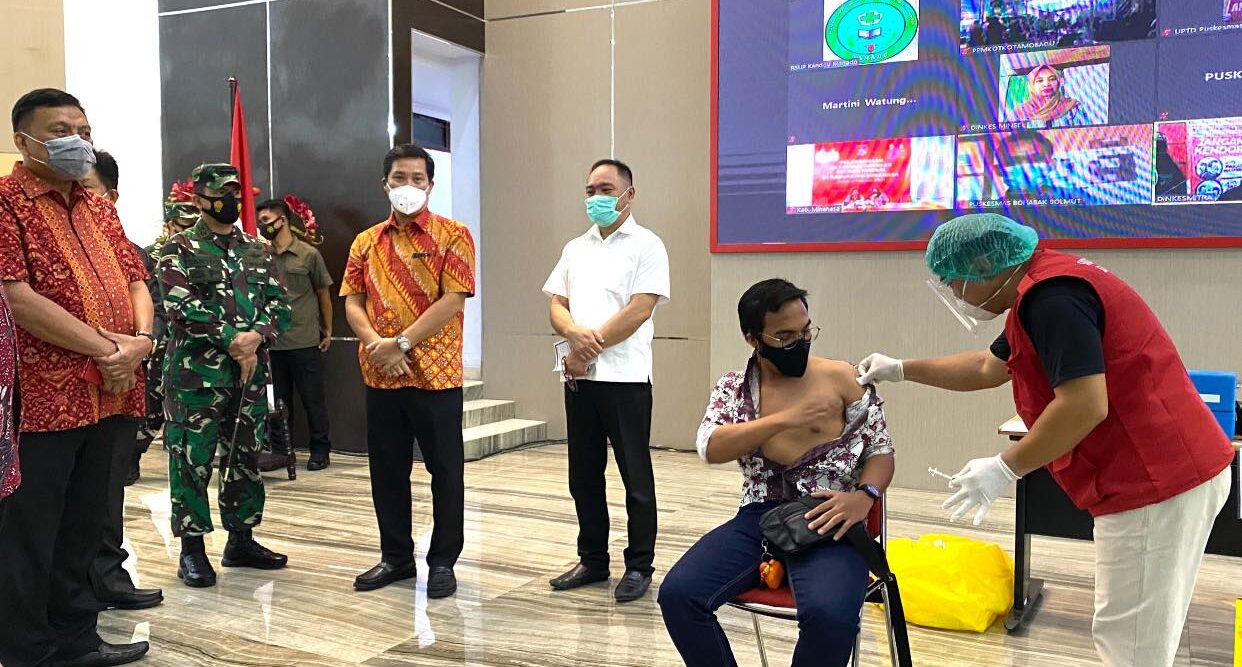 Tinjau Vaksinasi, Gubernur Olly: Tetap Disiplin Prokes, Meski Sudah Ada Vaksin