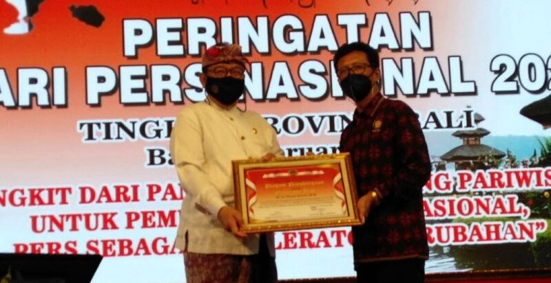 PWI Bali Berikan Penghargaan Kepada Gubernur Koster