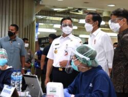 Jokowi Bersama Anies Kompak Sidak Vaksinasi Pedagang di Pasar Tanah Abang
