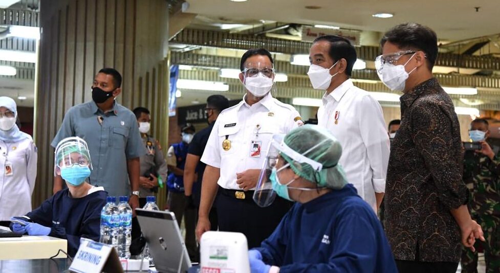 Jokowi Bersama Anies Kompak Sidak Vaksinasi Pedagang di Pasar Tanah Abang