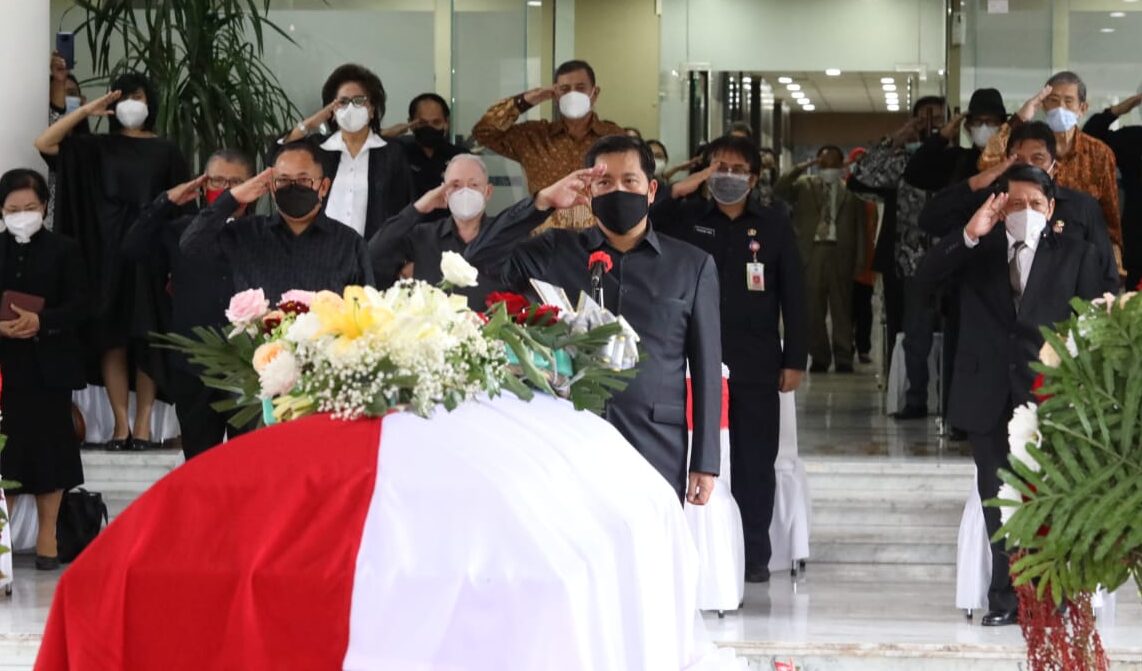 Wagub Kandouw Pimpin Upacara Persemayaman S.H Sarundajang