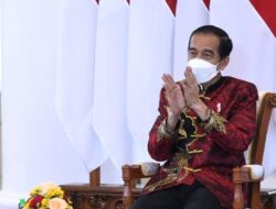 Dengan Pakaian Changshan Merah, Jokowi Hadiri Perayaan Imlek Nasional 2021