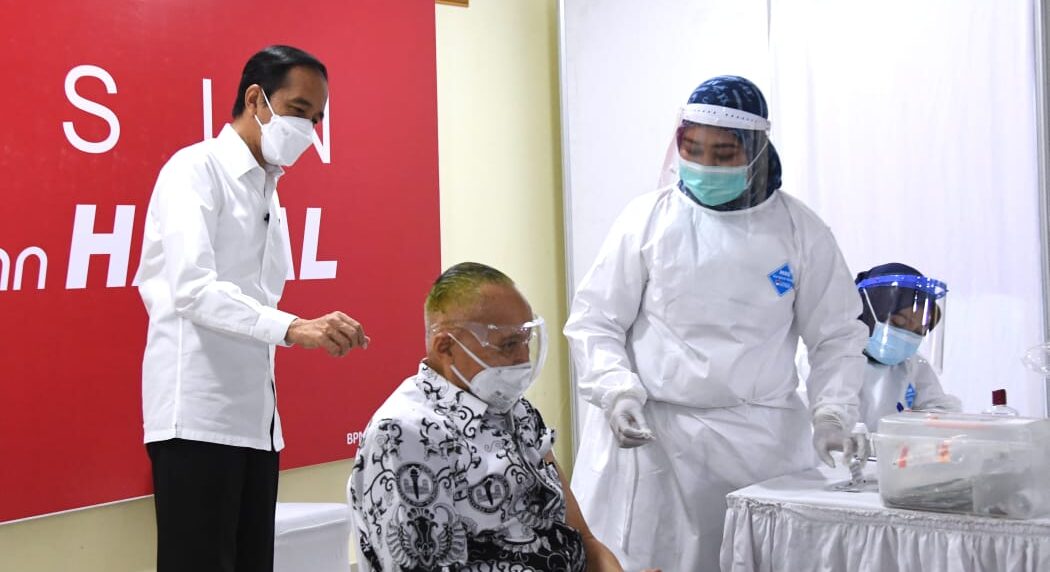 Presiden Jokowi Tinjau Vaksinasi Massal Tenaga Pendidikan