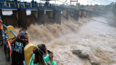 Waspada, Jakarta Diperkirakan Diguyur Hujan Sepanjang Senin ini