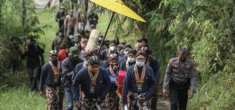 Labuhan Gunung Merapi hanya diikuti "abdi dalem" Keraton Yogyakarta