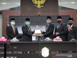 Wali Kota Banjarmasin Terima Rekomendasi LKPj Dari DPRD