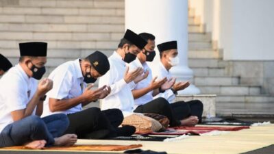 Presiden Jokowi dan Ibu Negara Salat Idul Fitri di Halaman Istana Bogor