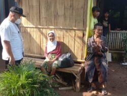 Kunjungi Rumah Aminah, Camat Cisoka Berikan Bantuan