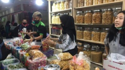 Penjual Kue Pasar Senen Kekurangan Stok