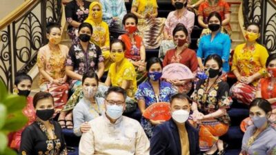 Perancang Busana Megi Efriater