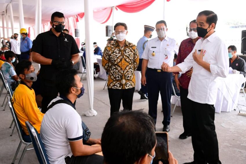 Vaksinasi Pekerja Pelabuhan