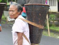 Pi Kobong Pake Saloi (Pergi kebun memakai Ransel)