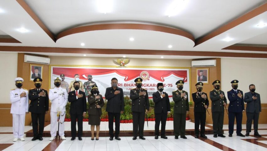 Gubernur Sulut Olly saat mengikuti Upacara Hari Bhayangkara Ke-75
