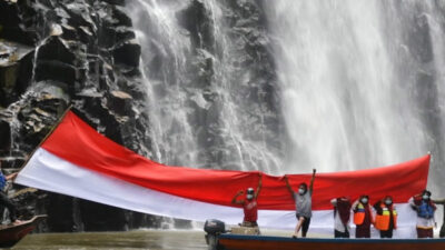 Komunitas Wisata Subulussalam Kibarkan Bendera Raksasa di Kawasan Air Terjun