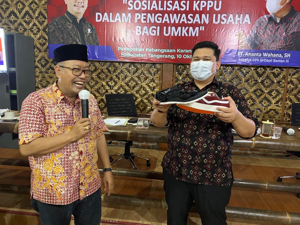 Pelaku Usaha Mikro Kecil Menengah (UMKM) dan Industri Kecil dan Menengah (IKM) dianjurkan untuk mendaftarkan produknya ke BSN.