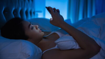 berbaring sambil main HP