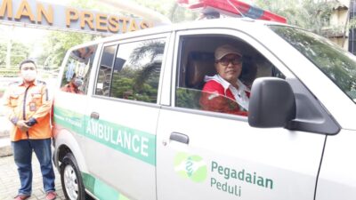 Politisi Senior PDI Perjuangan Ini Bagi Ambulan ke RC Badak Tangerang