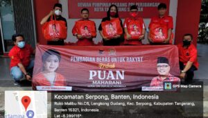 Ananta Wahana, Anggota DPR RI Dapil Banten III menyalurkan Paket Sembako Mbak Puan Maharani di DPC PDI Perjuangan Kota Tangerang Selatan. Senin (27/12/2021).