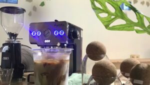 Ice Coffee Karinding merupakan variasi menu es kopi andalan di Halaman Pojok Cafe. Menu ini merupakan campuran dari Coffee, Caramel, Susu full cream dan Gula Aren dengan rasa dominan dari caramel.