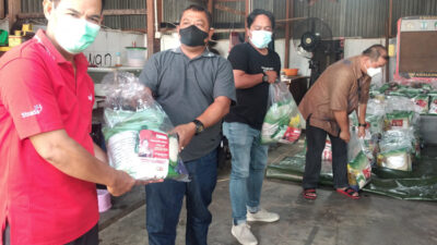 Yayasan Padepokan Kebangsaan Karang Tumaritis bersama Pertamina Persero membagikan seribu paket sembako kepada komunitas gere