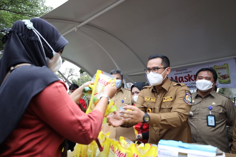 Pemkot Tangsel Melakukan Operasi Pasar Minyak Goreng