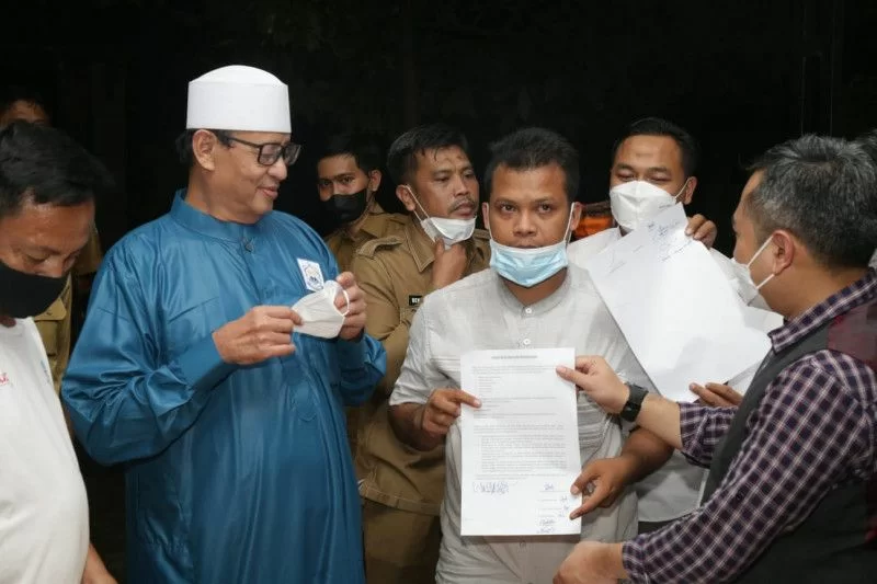 Gubernur Banten Wahidin Halim (WH) mencabut laporan polisi terhadap 6 orang buruh yang terobos ruang kerja Gubernur Banten