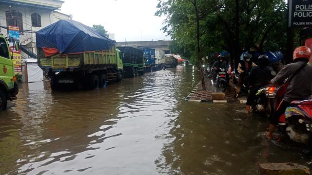 Banjir di Sejumlah Wilayah di Tangerang Diduga Akibat Luapan Saluran Air Tol JORR II