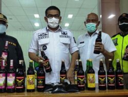 Petugas Diancam dengan Gunting Saat Razia,Puluhan Botol Miras Diamankan