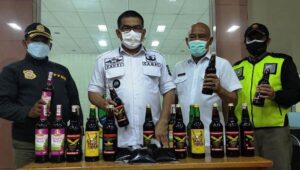 Petugas Diancam dengan Gunting Saat Razia, Puluhan Botol Miras Diamankan