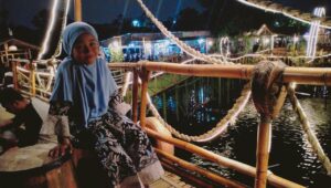 Seorang anak sedang menikmati suasana Kampung Pinggir Rawa